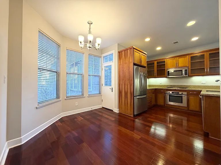 1338 Eddy St — Photo 10