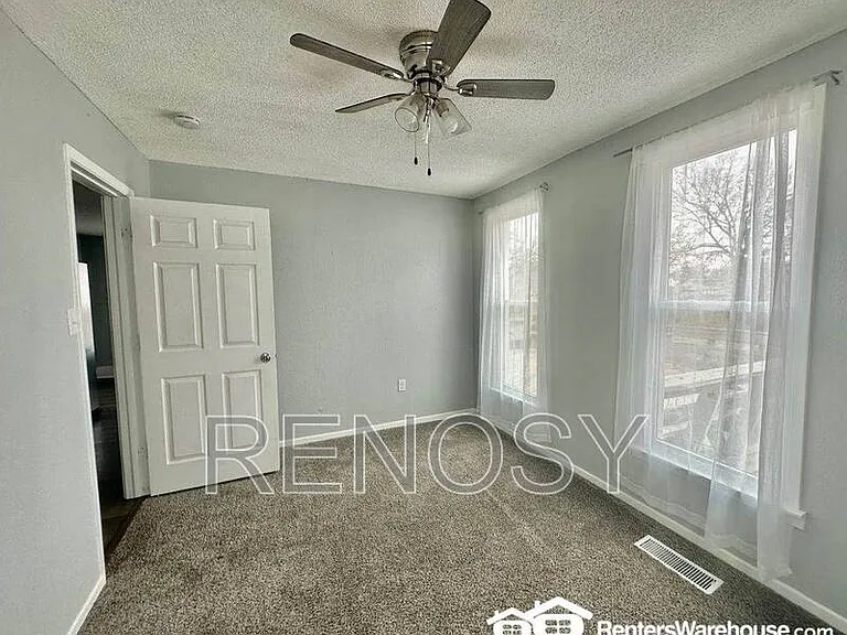 105 E 3rd Ave — Photo 18