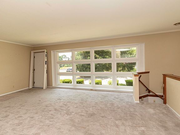 5th image of 3806 N Knoxville Ave