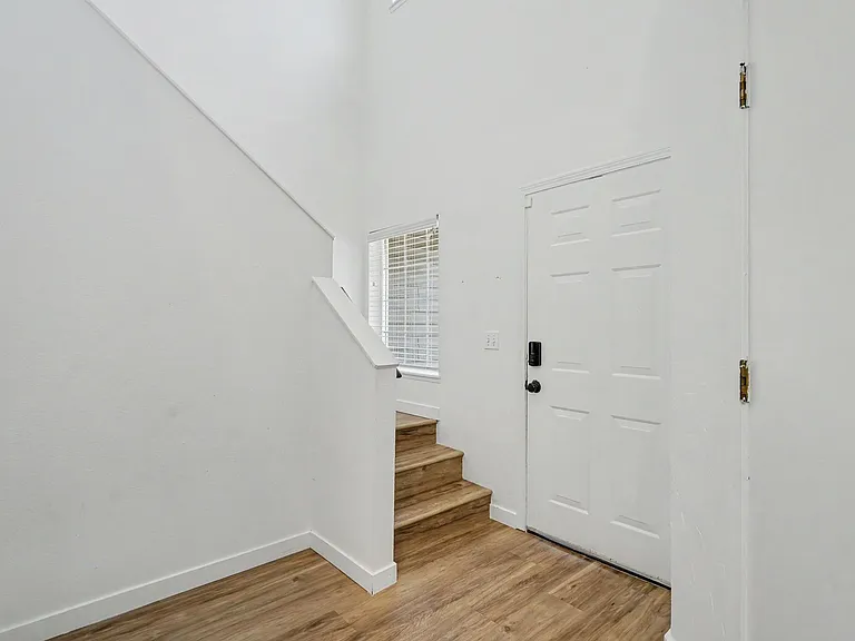 5260-5262 Springcrest Dr S — Photo 17