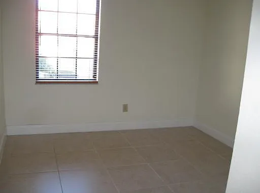 738 SW Claudia Ave — Photo 3