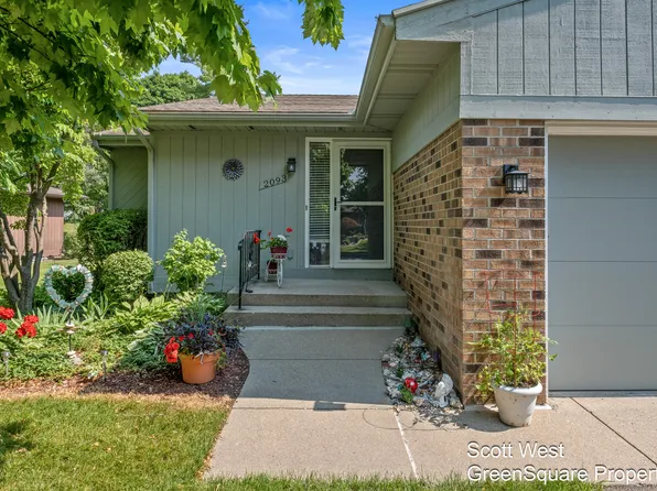 2093 Cranbrook Dr NE #36, Grand Rapids, MI 49505