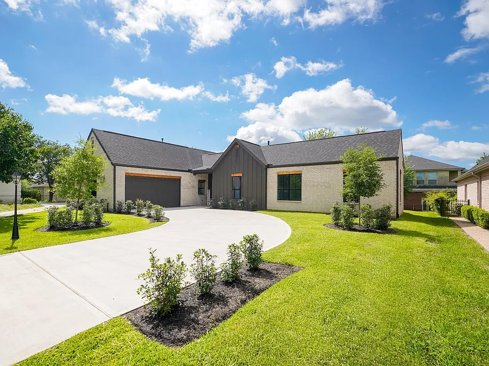 32 Englewood Ct