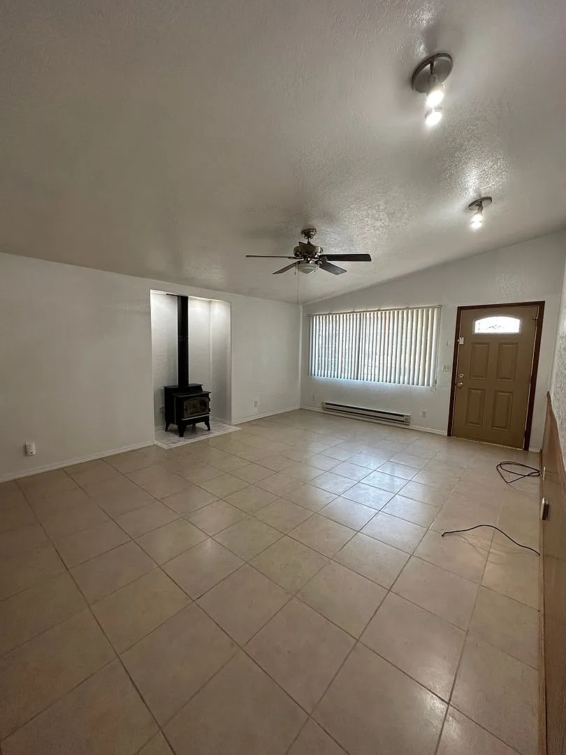 Coos Bay 3 bedroom home — Photo 3