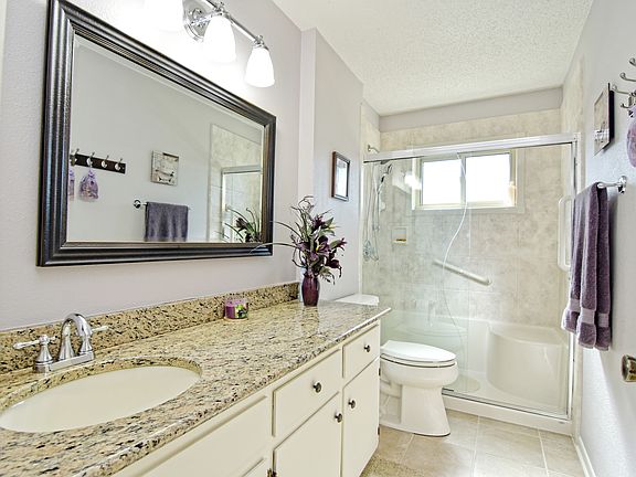 5th image of 301 S Lake Creek Dr