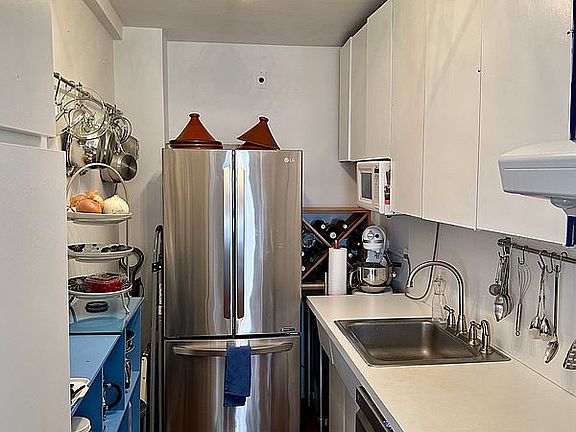 4th image of 347 E 53rd St APT 2B