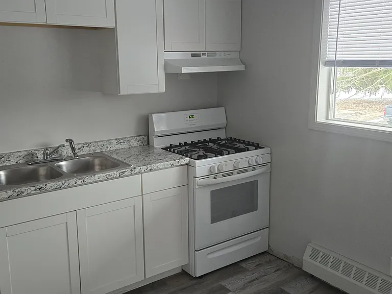500 W Maple St #4 — Photo 1