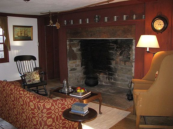 Keeping room with large hearth & bee hive oven