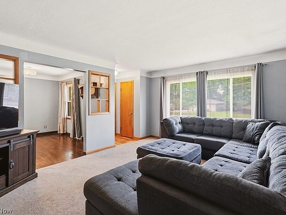 3rd image of 8908 Falls Ln
