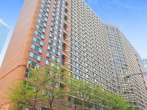 5th image of 211 E Ohio St APT 611