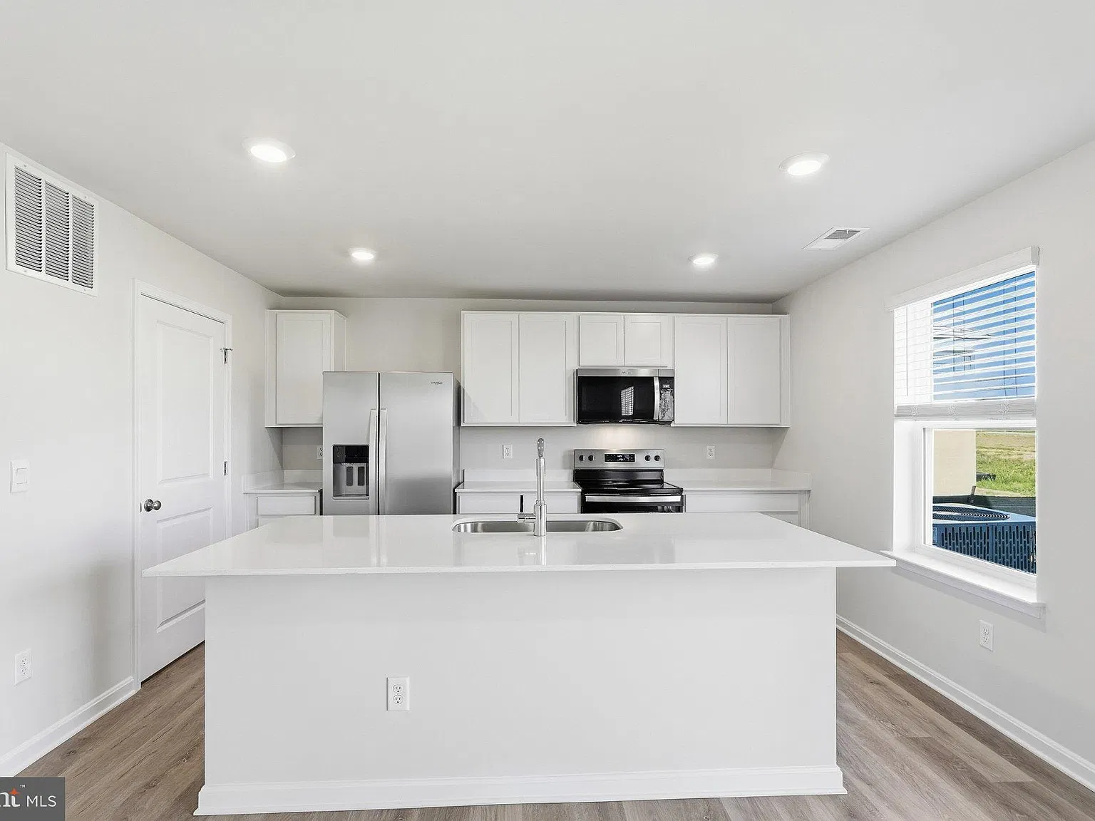4 bed, 2.5 bath, 1906 sqft, $2,650 — Photo 4