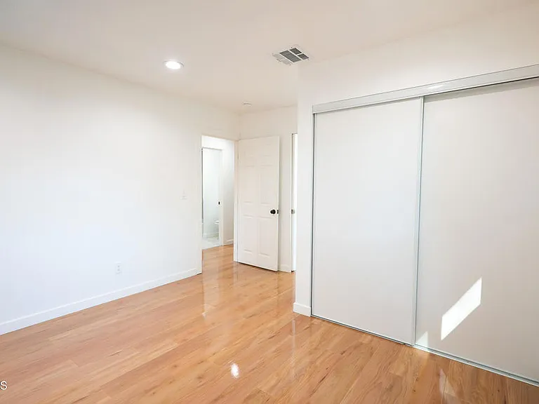 270 E Penn St — Photo 11