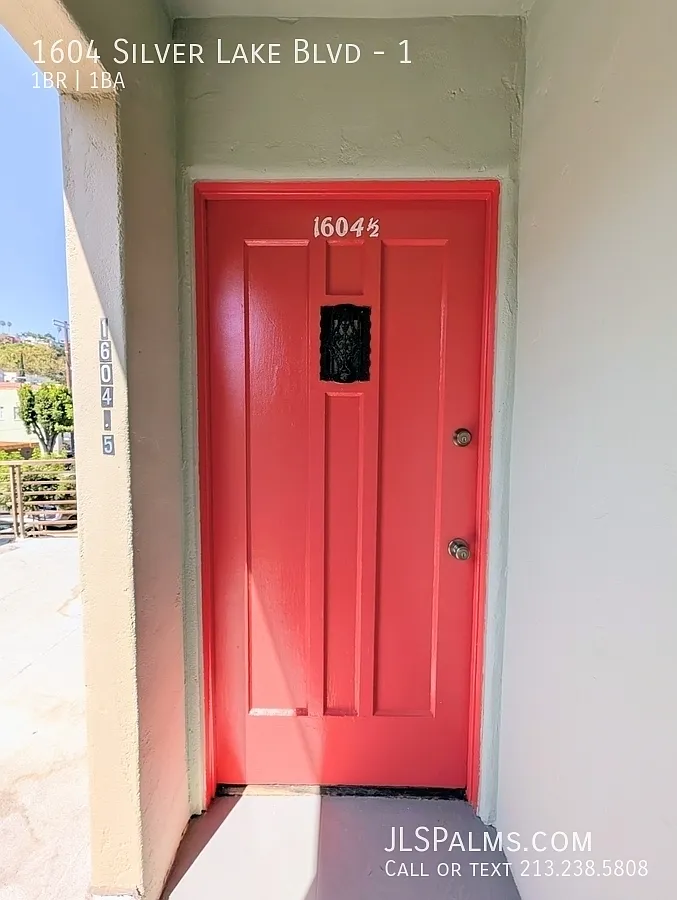 Vintage 1 Bed W/Hardwood Floors & New AC! — Photo 3