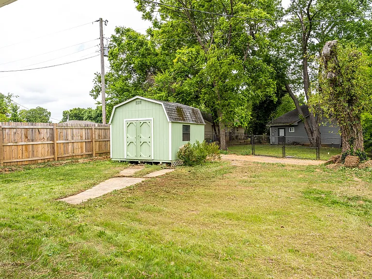 1423 Irwin Ave — Photo 16