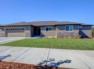 379 N De Anjou Ave, Eagle Point, OR 97524