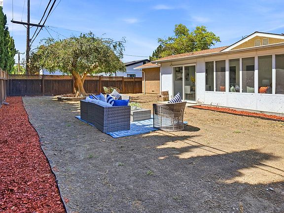 4th image of 40071 Leslie St