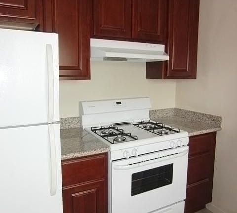 2nd image of 842 Adams St