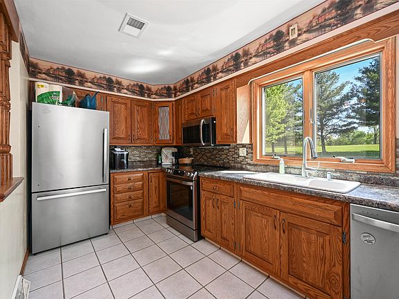 5th image of 585 Balltown Rd