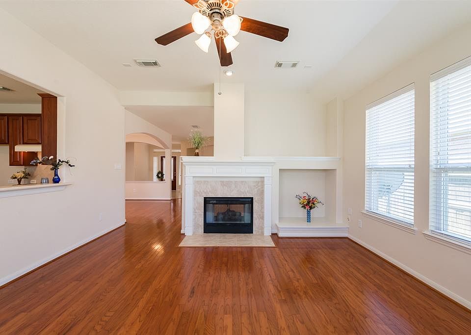 Gleaming hardwood floors with double sided fireplace between den and formal living area.
Nice art niches for decorations.