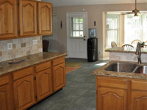 Kitchen w/ Upgrades!