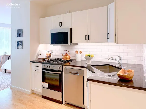 299 West 12th Street 1A image 3 of 9