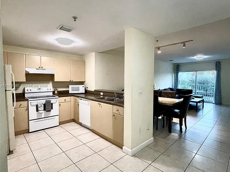 2280 SW 32nd Ave #202 — Photo 9