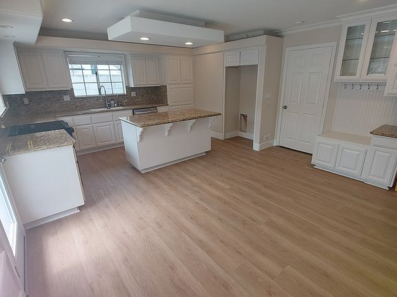 4th image of 3041 N Westhaven St