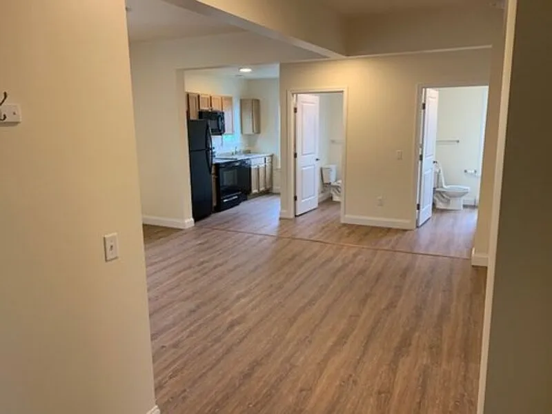 5 bed, 2.0 bath, $5,625 — Photo 2