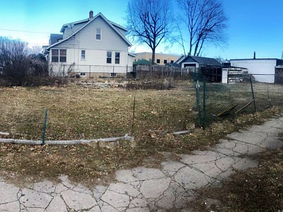 2nd image of 907-909 E 28th St