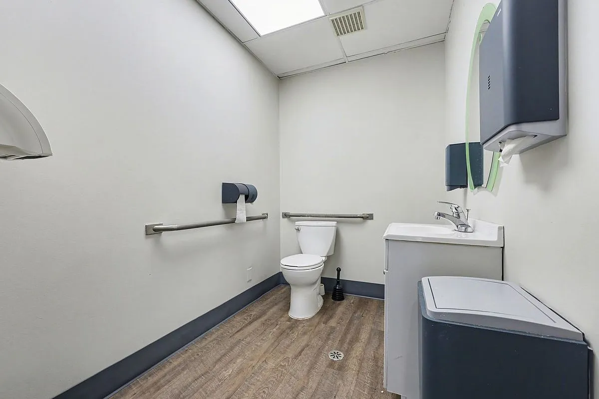 Studio, 3.5 bath, 4000 sqft, $3,950 — Photo 4