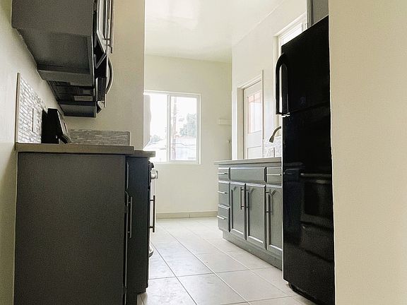 4th image of 3338 1/2 Stocker St #3338-1/2