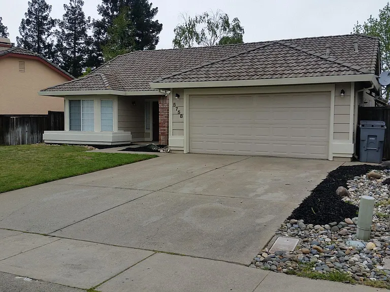 5758 Cobblestone Dr — Photo 2