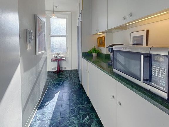 4th image of 26 E 63rd St APT 11B