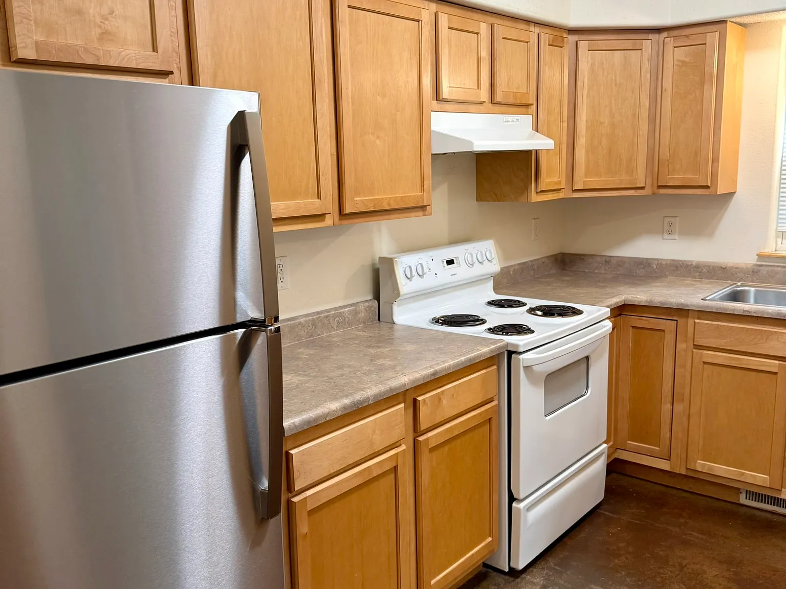 6 bed, 1372 sqft, $4,568 — Photo 2