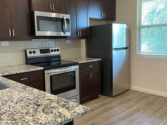 5th image of 106 Joseph Cir