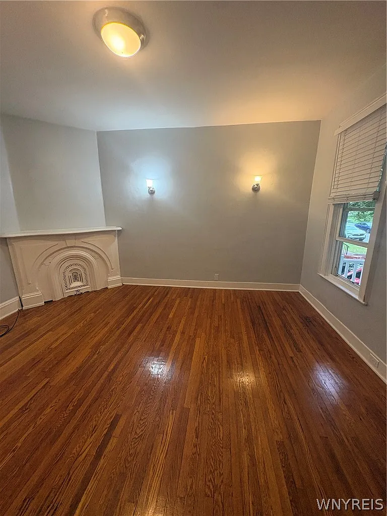 2 bed, 1.0 bath, 2353 sqft, $1,400 — Photo 3