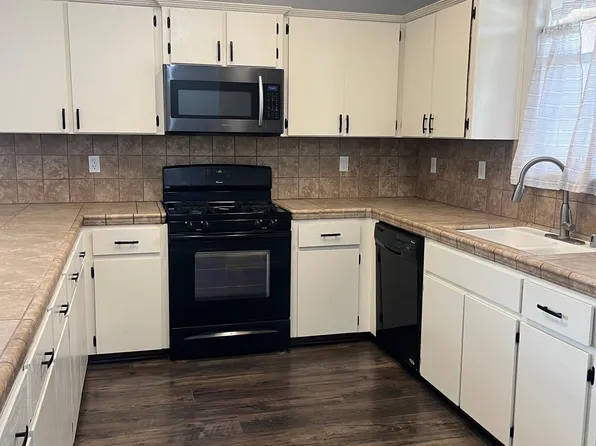 964 Maple Valley Way, Lindsay, CA 93247