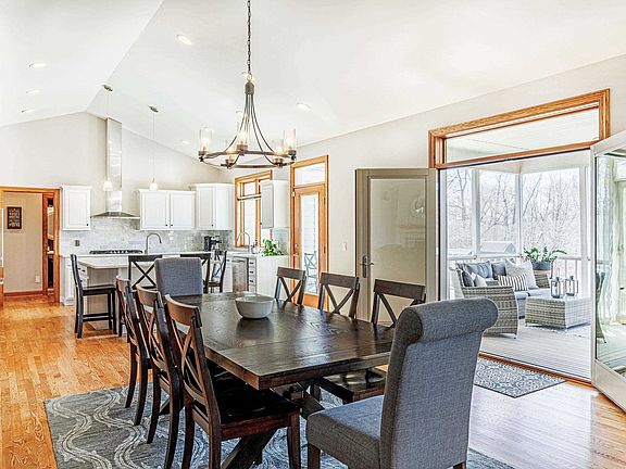 3rd image of 5912 Oak Hollow Dr