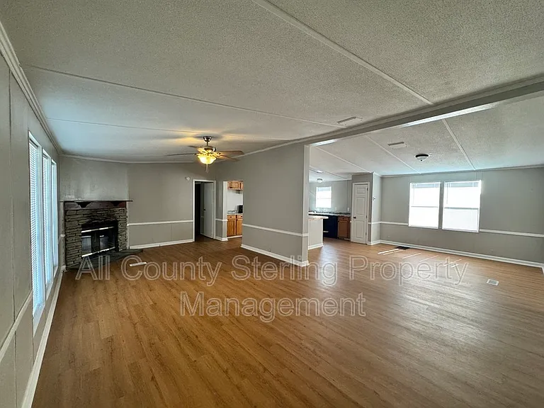 579 SE Baker Ave — Photo 4