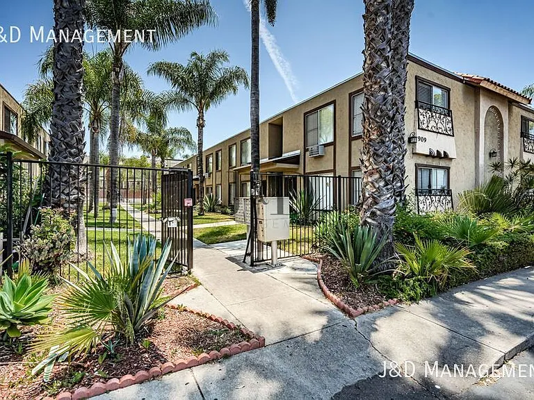 909 S Sunshine Ave S — Photo 1