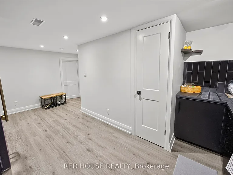 70 Beaverbrook Ave #BASEMENT — Photo 6