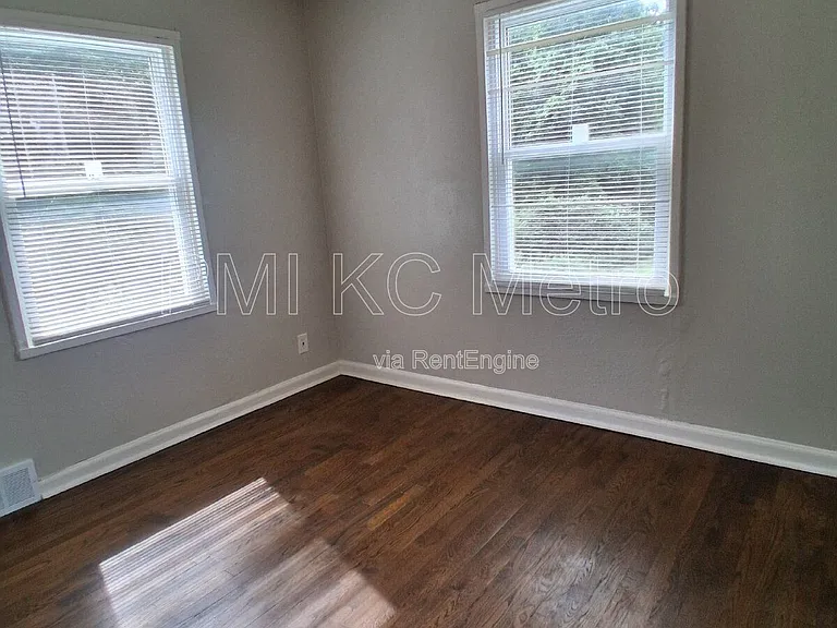 9548 Charlotte St — Photo 14