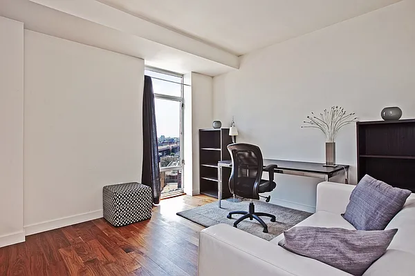 Sold by Modern Spaces | media 9