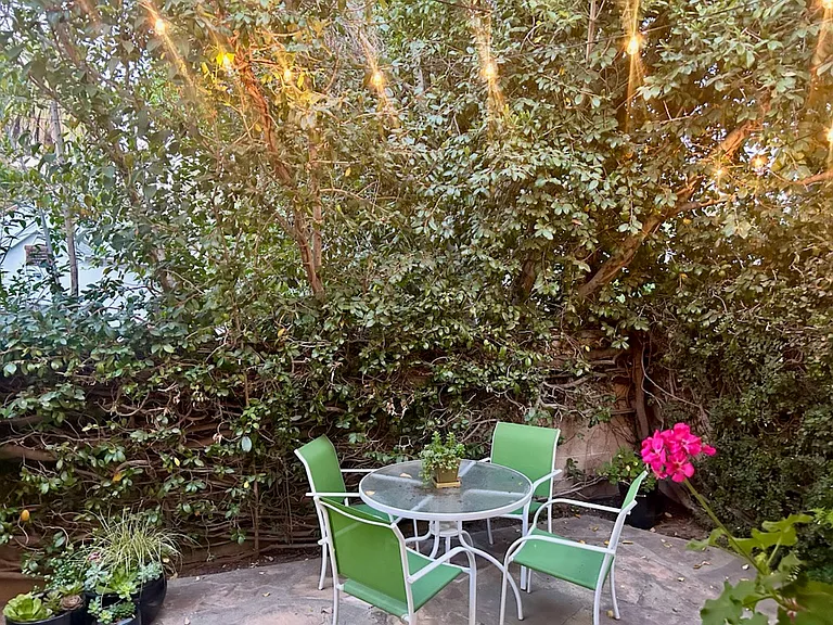 122 N Wetherly Dr — Photo 21