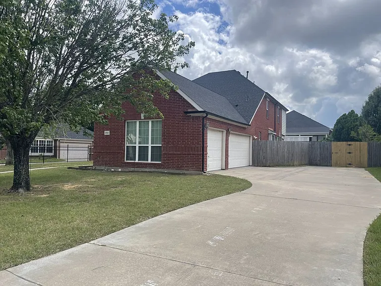 2911 Saint Jude Dr — Photo 2