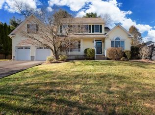 15 Fieldstone Dr, Clinton, NJ 08809