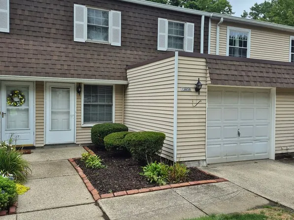 13856 Oakbrook Dr, North Royalton, OH 44133