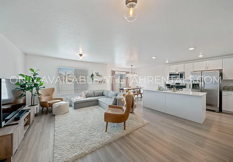 341 N Angus Dr — Photo 6