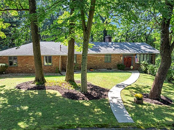 5th image of 261 Geneva Dr