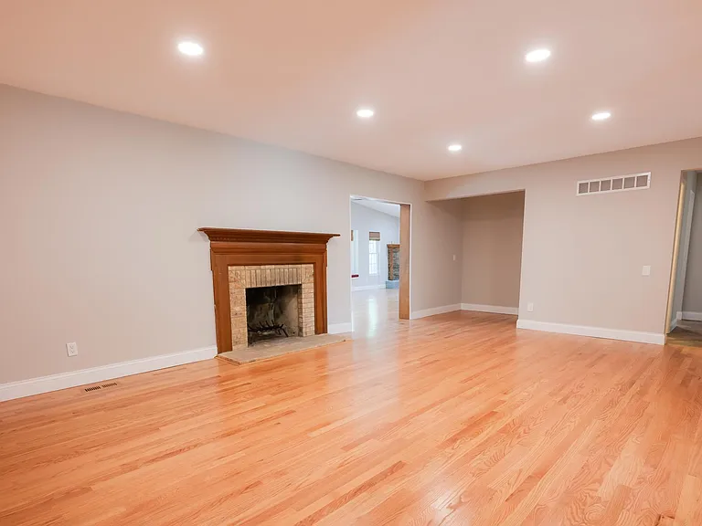 327 Royal Village Dr — Photo 10